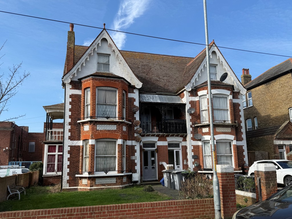 Lot: 159 - PAIR OF PROPERTIES ARRANGED AS TEN SELF-CONTAINED FLATS - 38 Canterbury Road